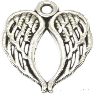 Detailopname van vintage zilveren engelenleugels metalen hanger voor DIY sieraden maken ambachten.