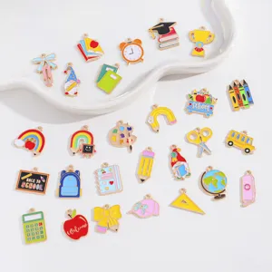 Gedetailleerd overzicht van schoolthema emaille legering bedels voor DIY sieraden maken.
