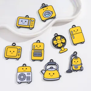 Vue détaillée de charmants pendentifs en alliage émaillé d'appareils de dessin animé sur plateau.
