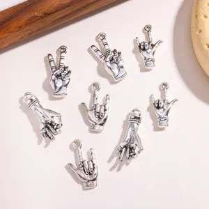 Vista dettagliata dei ciondoli in lega argentata a forma di mano, ideali per collane e bracciali.