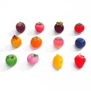 Gedetailleerd overzicht van kleurrijke hars fruithangers met metalen lussen voor sieraden.