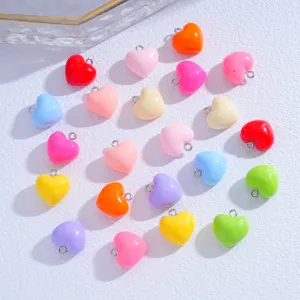 Detalles de colgantes de resina corazón brillante, ideal para joyas y llaveros DIY hechos a mano.