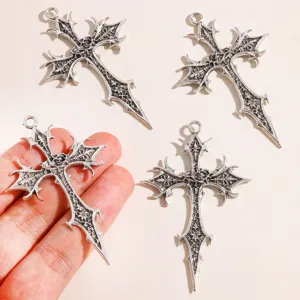 Gothische vintage zilveren kruis legering hanger detail, ideaal voor DIY halskettingen.