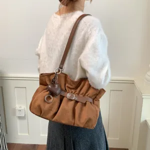 Elegante borsa a spalla marrone da donna, grande shopper capiente con ciondolo a cuore.