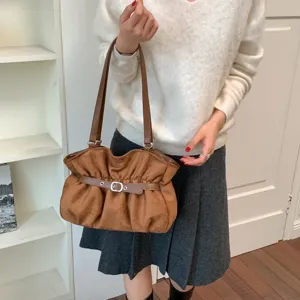 Dettaglio borsa a spalla arricciata marrone, borsa elegante con fibbia per cintura, look quotidiano.