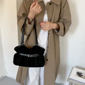 Borsa a tracolla nera minimalista con dettaglio fibbia, design ampio e casual quotidiano.