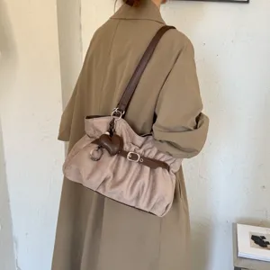 Vista dettagliata della borsa a tracolla casual in camoscio con ciondolo a cuore.