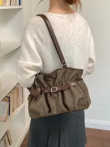 Elegante borsa a spalla marrone arricciata con cintura decorativa e ciondolo a cuore.