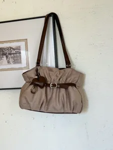Elegante borsa shopper casual da donna, borsa a spalla marrone con ciondolo a cuore e cintura.