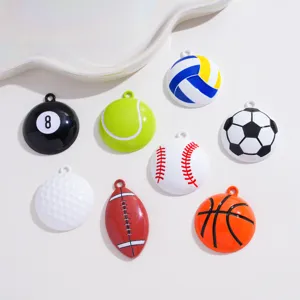 Set aus 8 bunten Sportball-Emailleschmuckstücken, detaillierte Legierungs-DIY-Anhänger Nahaufnahme.