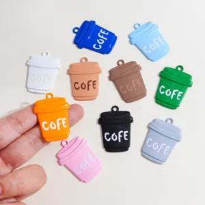 Detail van kleurrijke geëmailleerde koffiekop legering bedels, DIY sieraden accessoires en hangers.