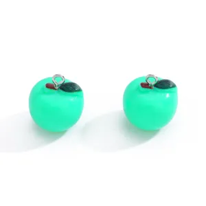 Paar niedliche grüne Apfel Harz Charms mit Metallschlaufen für DIY Schmuck Anhänger.