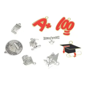 Série de diplôme charmes en alliage métallique vue de détail, pendentifs bijoux DIY.