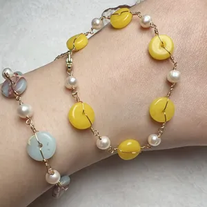 Pulsera de perlas con alambre y piedras naturales vista detallada textura delicada.