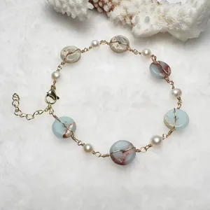 Pulsera detallada artesanal de alambre con cuentas de piedras naturales, perlas y cierre.