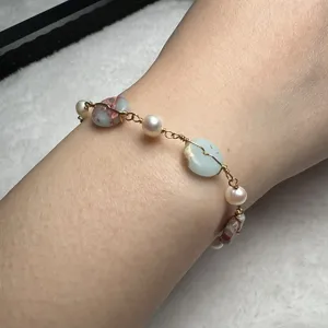 Exquisita pulsera de alambre con perlas de agua dulce naturales y piedras vista de detalle