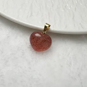 Colgante de corazón de cuarzo fresa natural detalle, collar de piedra preciosa pulida.