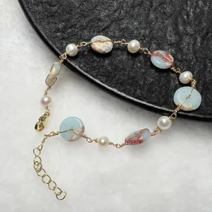 Pulsera de perlas de agua dulce naturales hecha a mano con piedras de colores y hilo.