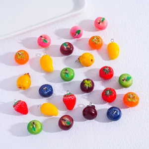 Close-up details van kleurrijke hars fruit bedels, perfect voor DIY sieraden en sleutelhangers.