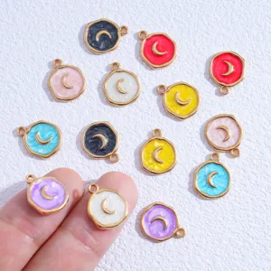 Gros plan sur des pendentifs lune irréguliers colorés, détail d'accessoires de bijoux DIY.