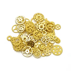 Nahaufnahme Details von goldenen Steampunk Zahnrädern für DIY Harz Handwerk Schmuck.