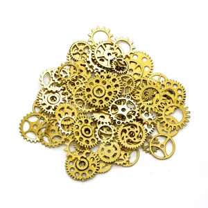 Nahaufnahme von sortierten Steampunk Metallzahnrad Anhängern für DIY Harz und Handwerk.