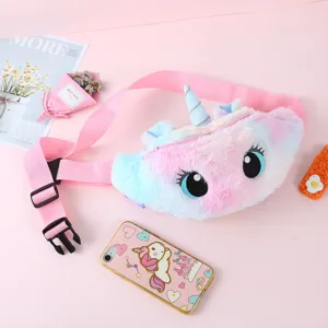 Detailansicht der niedlichen Einhorn Plüsch Brusttasche, weiche bunte Regenbogen Umhängetasche.