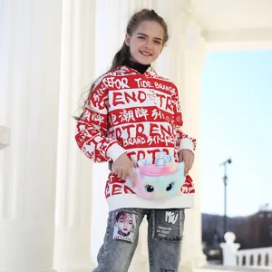 Niedliche Plüsch Einhorn Brusttasche Detailaufnahme am Modell mit weicher Regenbogen Textur.