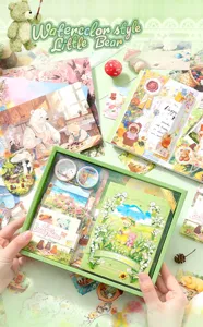 Detail van de bosgroene schrijfwaren giftset met schattige aquarel beren notitieboekjes en stickers.