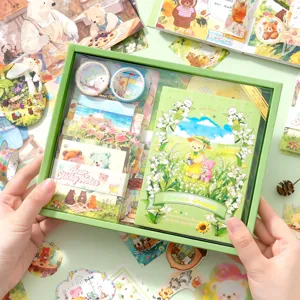 Schattige bosstijl dagboek geschenkdoos set met stickers, notities en tapes voor knutselprojecten.