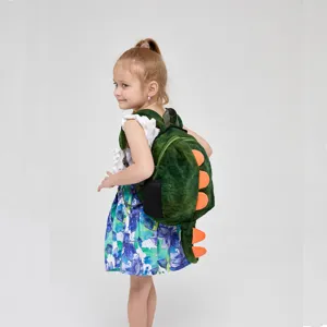 Linda mochila de dinosaurio de felpa para niños, suave bolsa escolar verde con púas naranjas.
