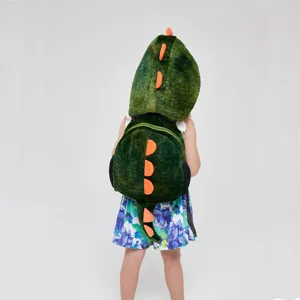 Vista trasera detallada de la mochila de dinosaurio de felpa con tela suave y púas naranjas.