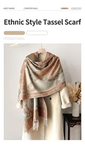 Ethno-Schal mit Blumen-Jacquard und Fransen drapiert auf einem eleganten weißen Mantel