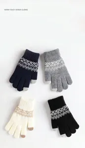 Vista detallada de cuatro pares de guantes táctiles de punto con motivos