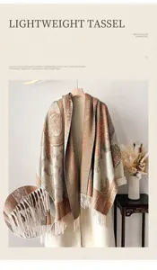 Detailansicht eines ethnischen Jacquard-Schals mit langen handgefertigten Quasten