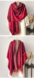 Detailansicht eines roten Vintage-Jacquard-Schals mit Blumenmuster und Fransen für den Winter.