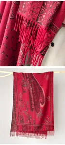 Detailansicht eines Vintage-Schals mit Blumenmuster, Jacquard-Webung und roten Fransen