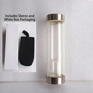 Glaswasserflasche mit schwarzer Hülle und weißem Verpackungskarton