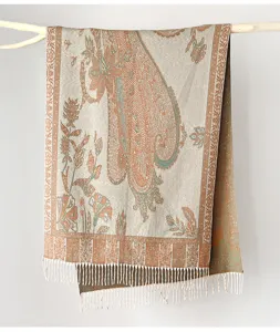 Nahaufnahme eines ethnischen Jacquardschals mit Blumenmuster und feinen Fransen.