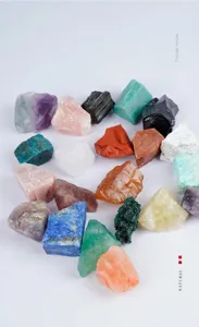 Assortimento di pietre di cristallo grezzo naturale tra cui ametista e quarzo rosa per aromaterapia