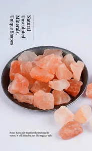 Macro veduta di pietre di sale rosa naturale dell'Himalaya in un piatto di metallo rustico