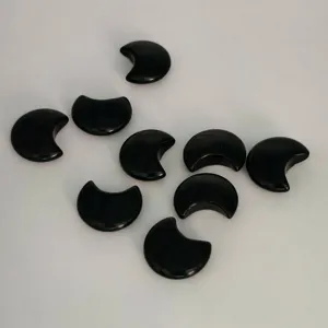 Primo piano di pietre nere a forma di luna per la creazione di gioielli fai da te
