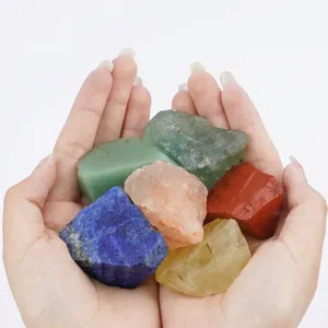 Collezione di pietre di cristallo naturale grezzo colorate per la decorazione domestica