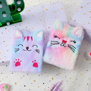 Simpatico taccuino in peluche di gatto con copertina sfumata, ideale per diario e appunti.