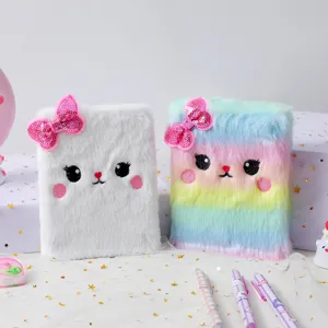 Grazioso taccuino in peluche con ricamo e fiocco di paillettes, perfetto per diario e appunti.