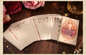 Gedetailleerd overzicht van Fantasy Waltz retro speelkaarten met prachtige doos en waaier.