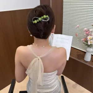 Pinza per capelli con perle verdi e strass stile coreano a forma di otto per elegante acconciatura.