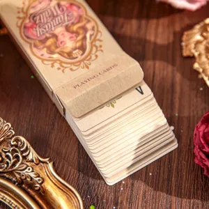Vintage retro Fantasy Waltz speelkaarten set met kaartverpackking doos op houten achtergrond.
