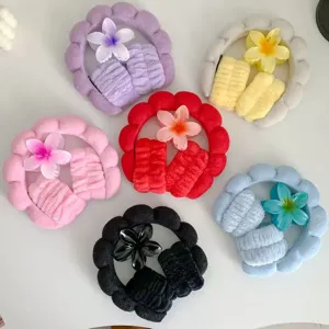 Set de diadema y muñequeras de esponja de felpa con pinza para el pelo frangipani.