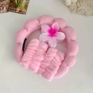 Conjunto de diadema y muñequeras de felpa rosa con pinza de pelo de flor para maquillaje.